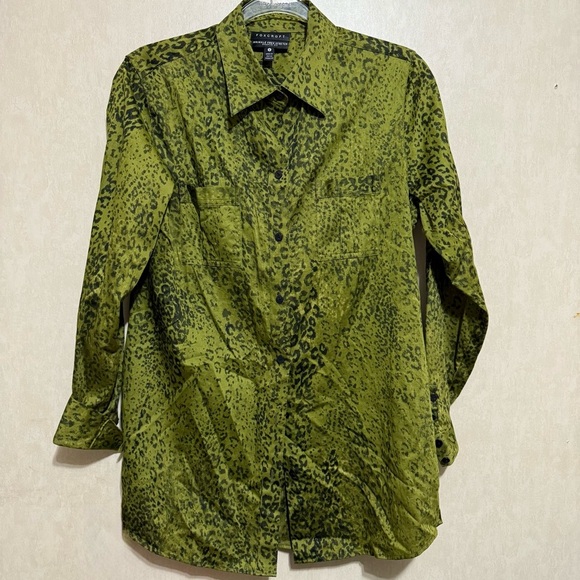 Foxcroft Tops - Foxcroft Green Black Snakeskin Print Stretch Shaped Fit Button Up